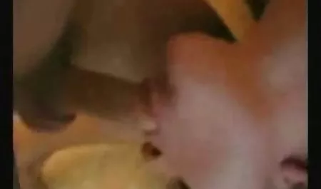 دو مرد سیاه پوست با حروف بزرگ سوراخ کوسپستون های نازکی در پوستشان حک شده است