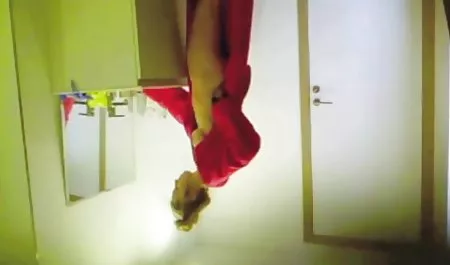 نوه روی زمین عكس كس سكس بوسه می زند