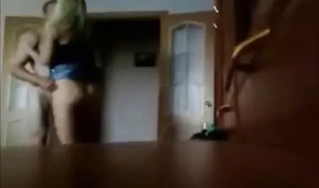 غارت وحشیانه بازیگر زن پورنو روسی Berkov را عکسکیر سکسی لگد زد